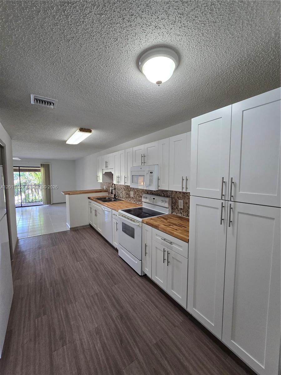 2050 Oleander Blvd 9-206 Property Photo 7