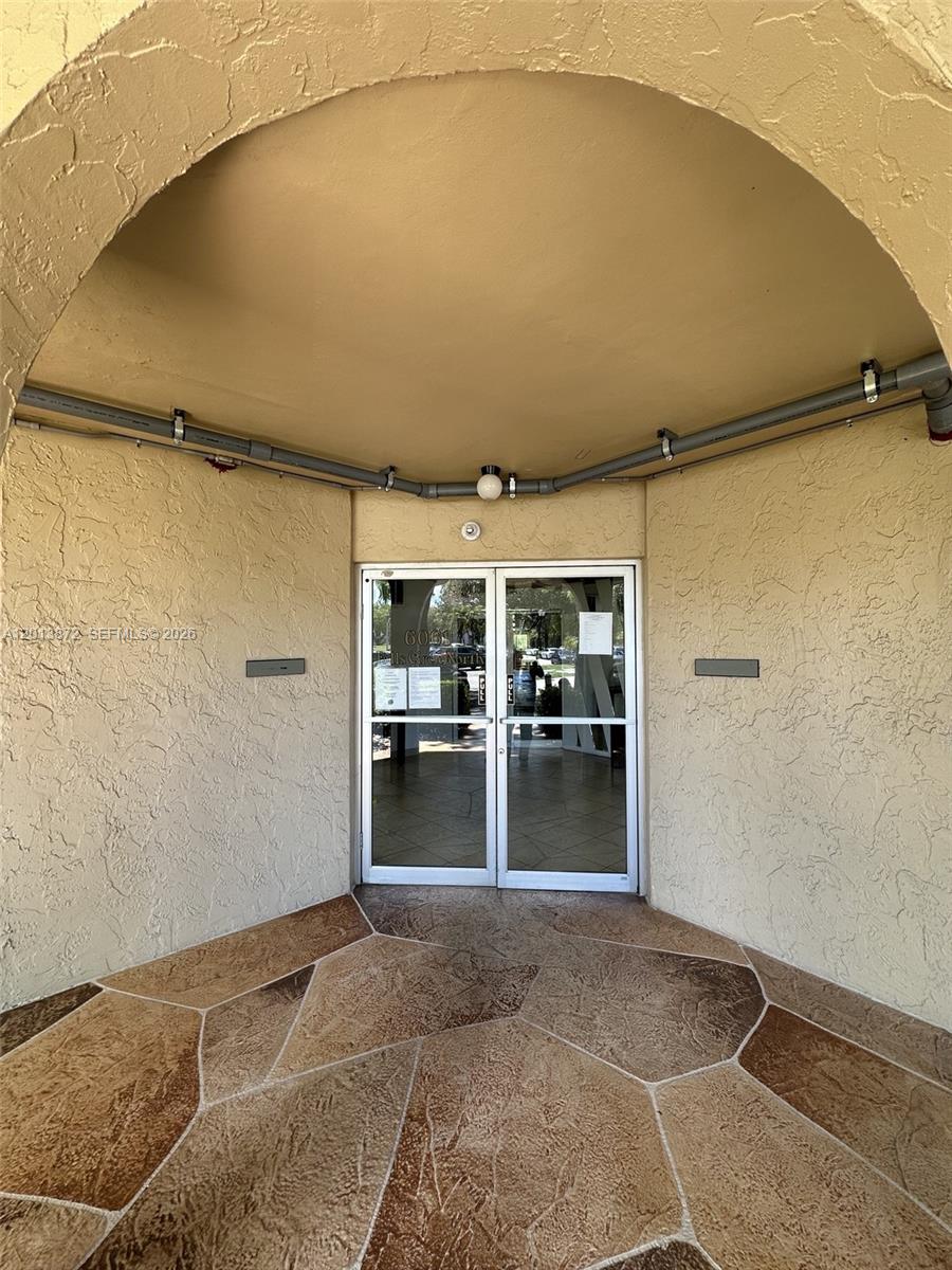 6061 N Falls Cir Dr 106 Property Photo 2