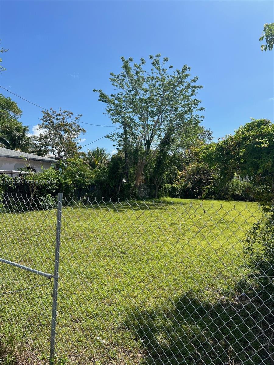 3033 Nw 8th Ave Property Photo 3