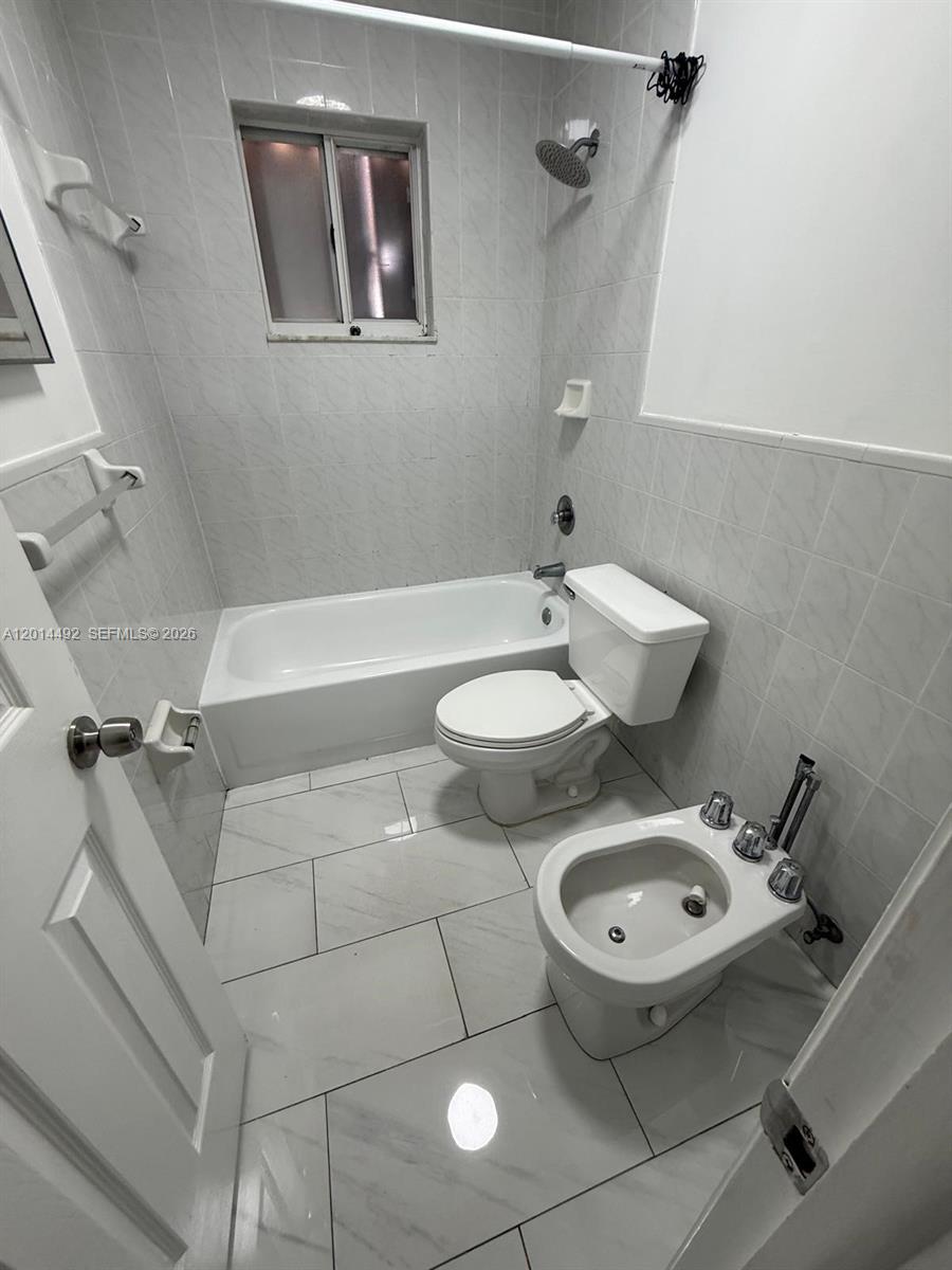2212 W 74th St 201-28 Property Photo 8