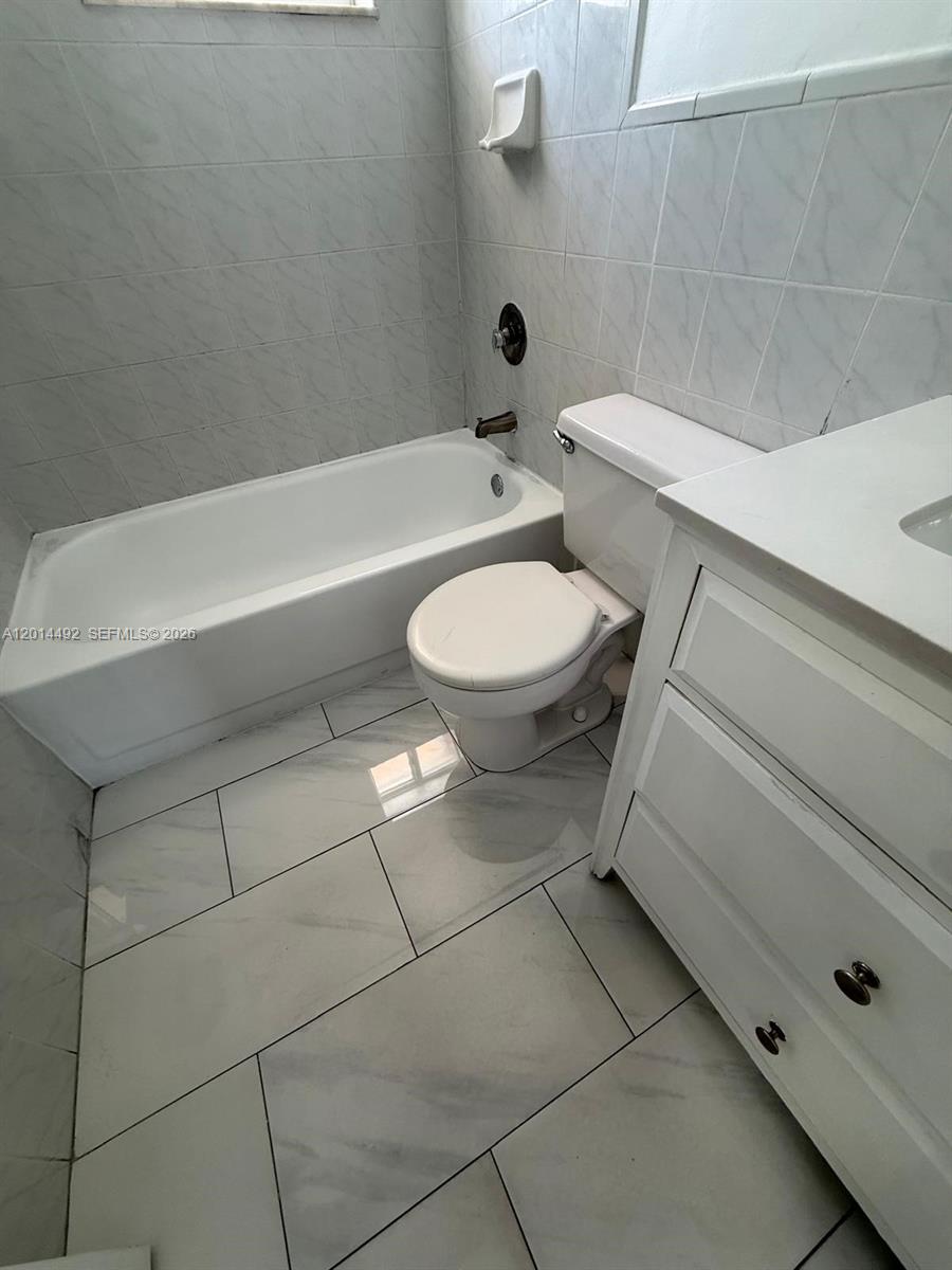 2212 W 74th St 201-28 Property Photo 9