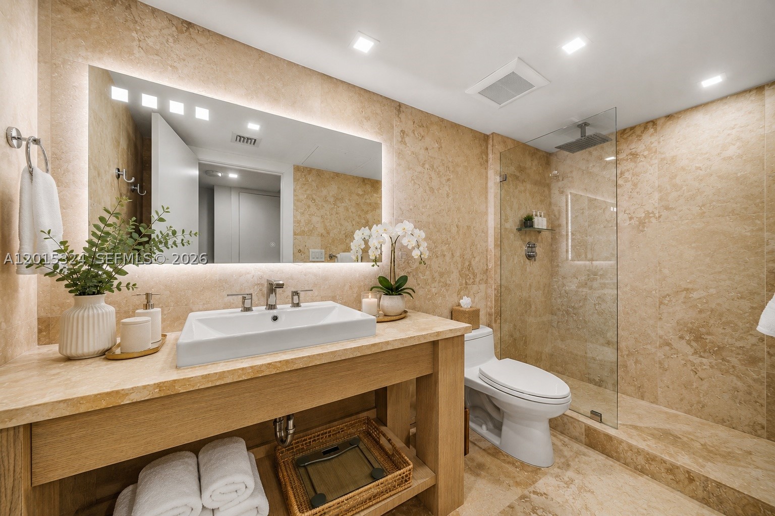 2301 Collins Ave 1128 Property Photo 4