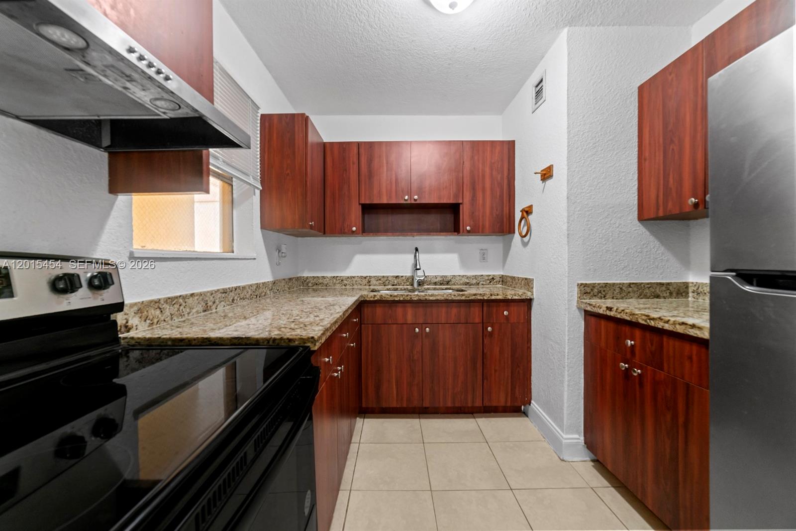 525 W 69th St 306 Property Photo 4