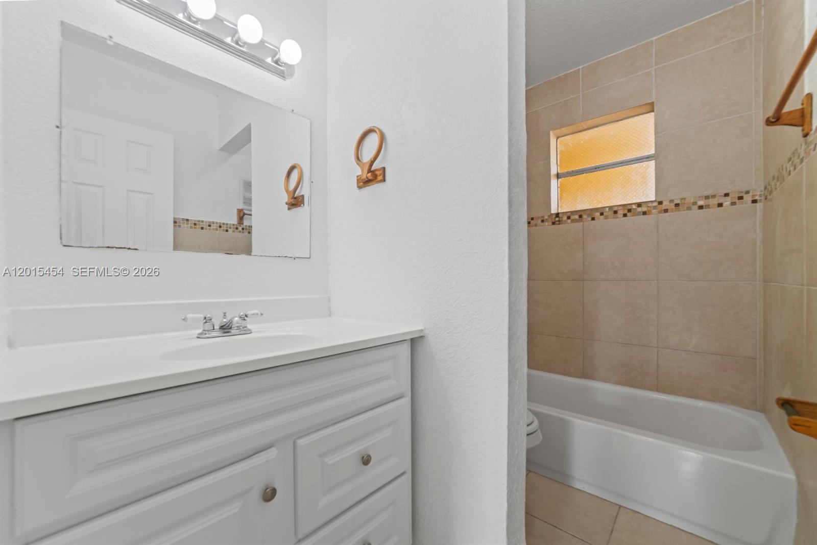 525 W 69th St 306 Property Photo 16