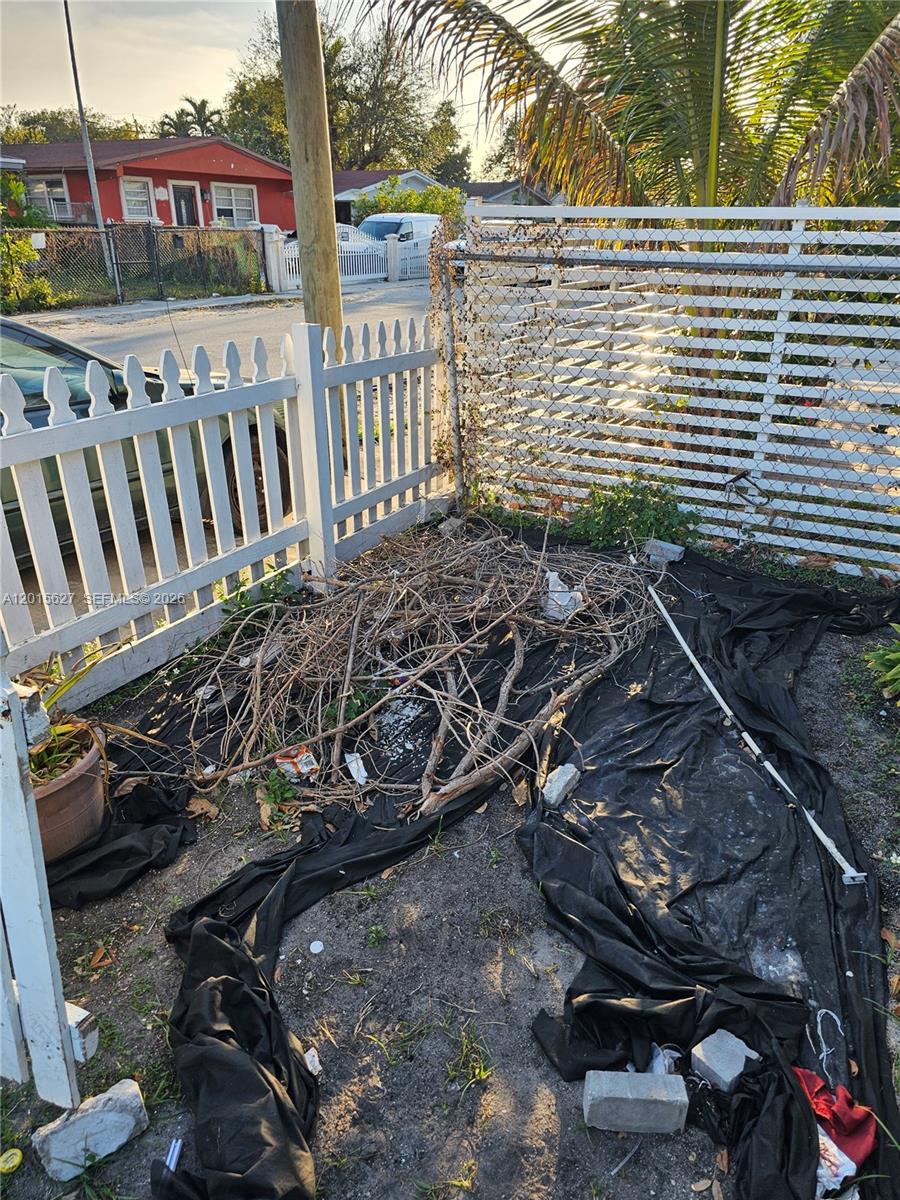 1717 Nw 69th St Property Photo 2