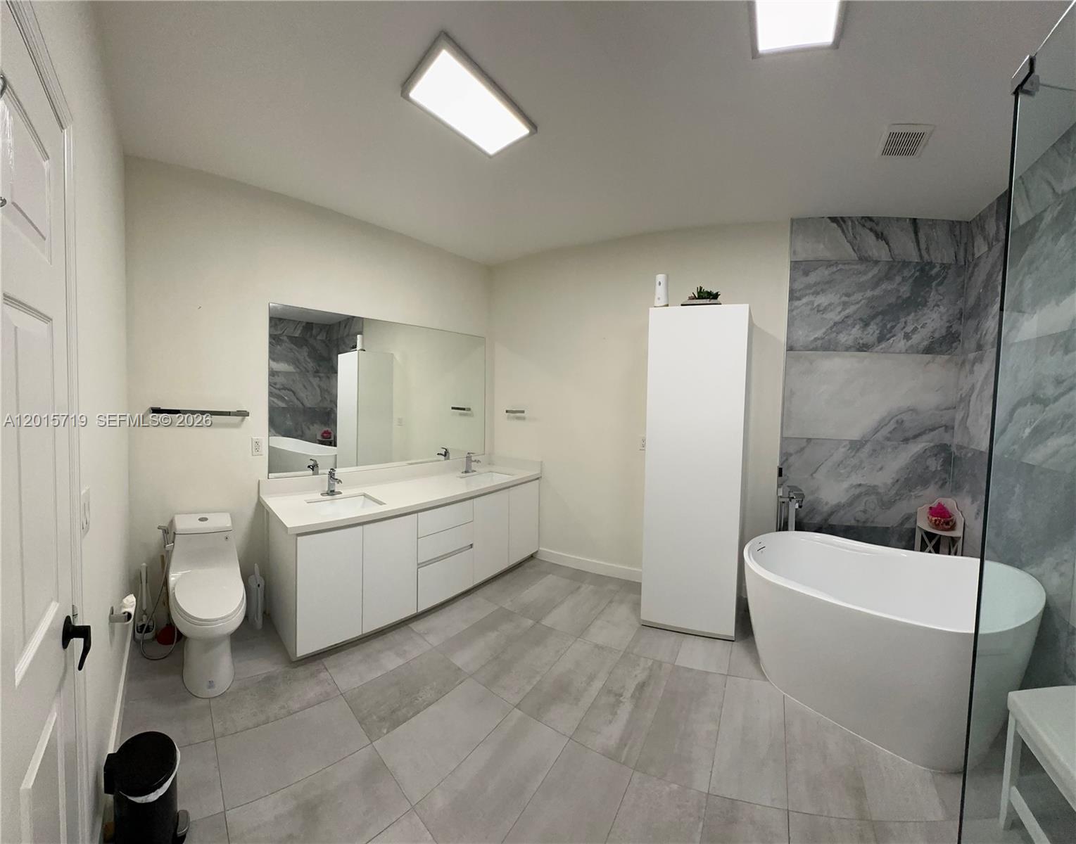 5790 Coach House Cir E Property Photo 18