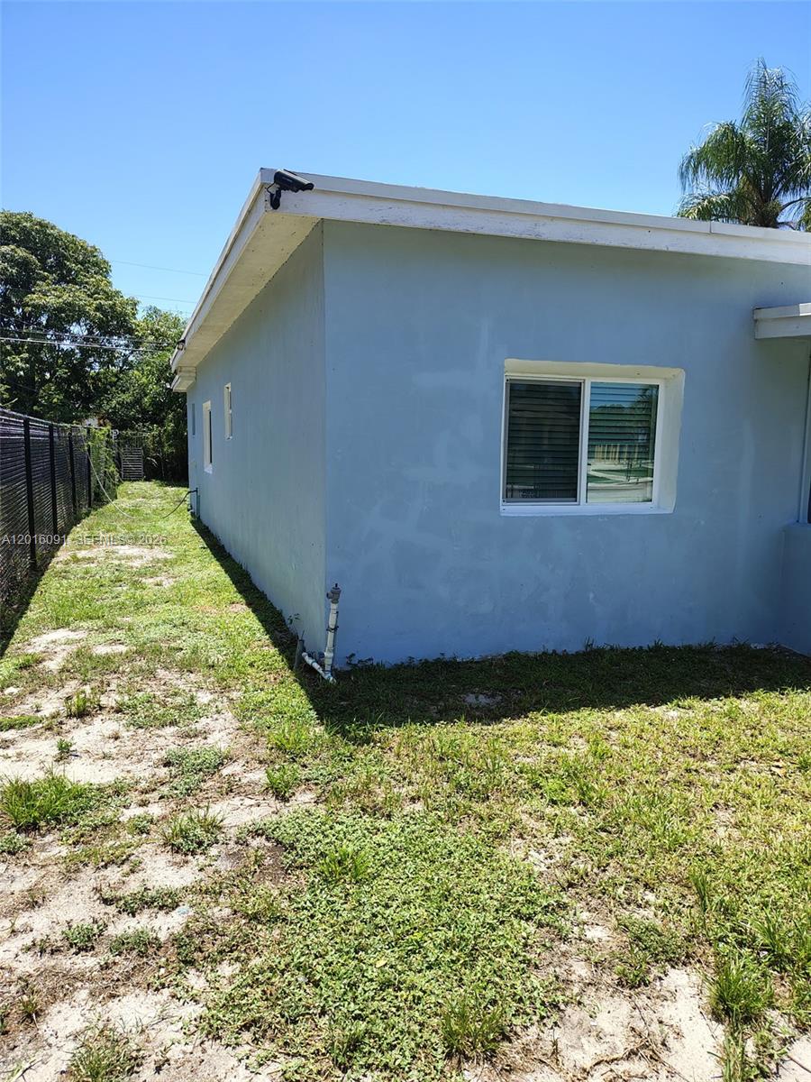 311 Nw 28th Way Property Photo 4