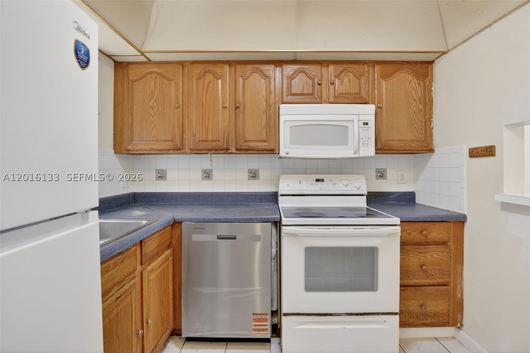 3048 E Sunrise Lakes Dr 220 Property Photo 7
