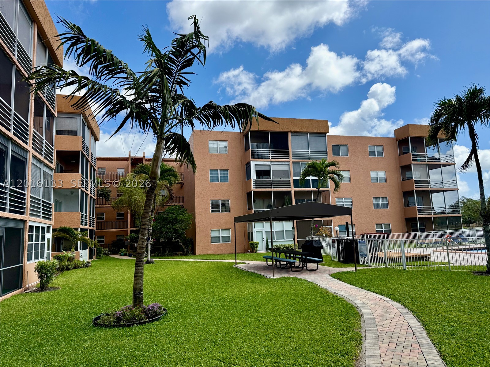 3048 E Sunrise Lakes Dr 220 Property Photo 45