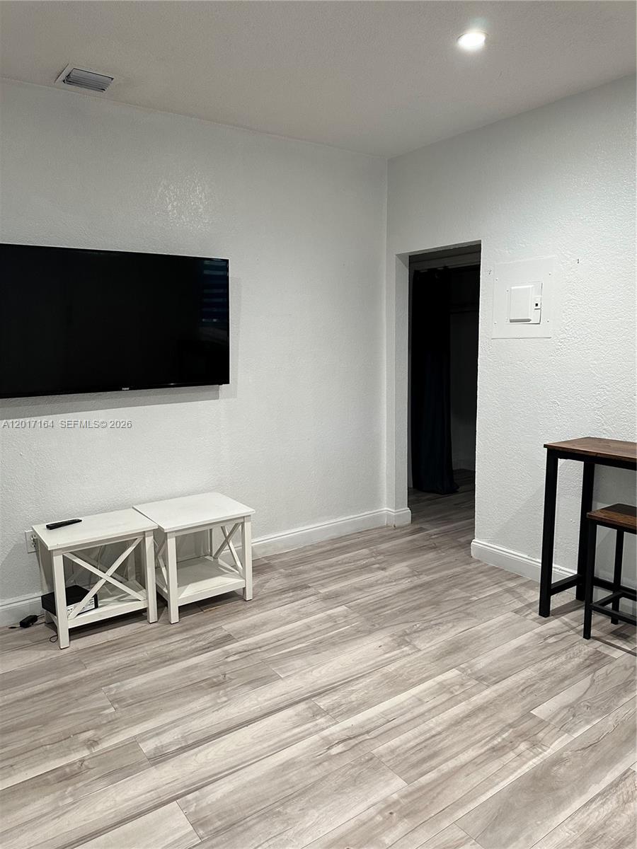 8401 Crespi Blvd 3 Property Photo 3