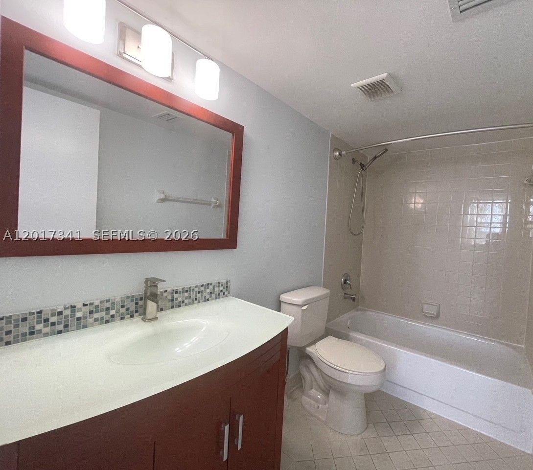 117 Lake Emerald Dr 308 Property Photo 14
