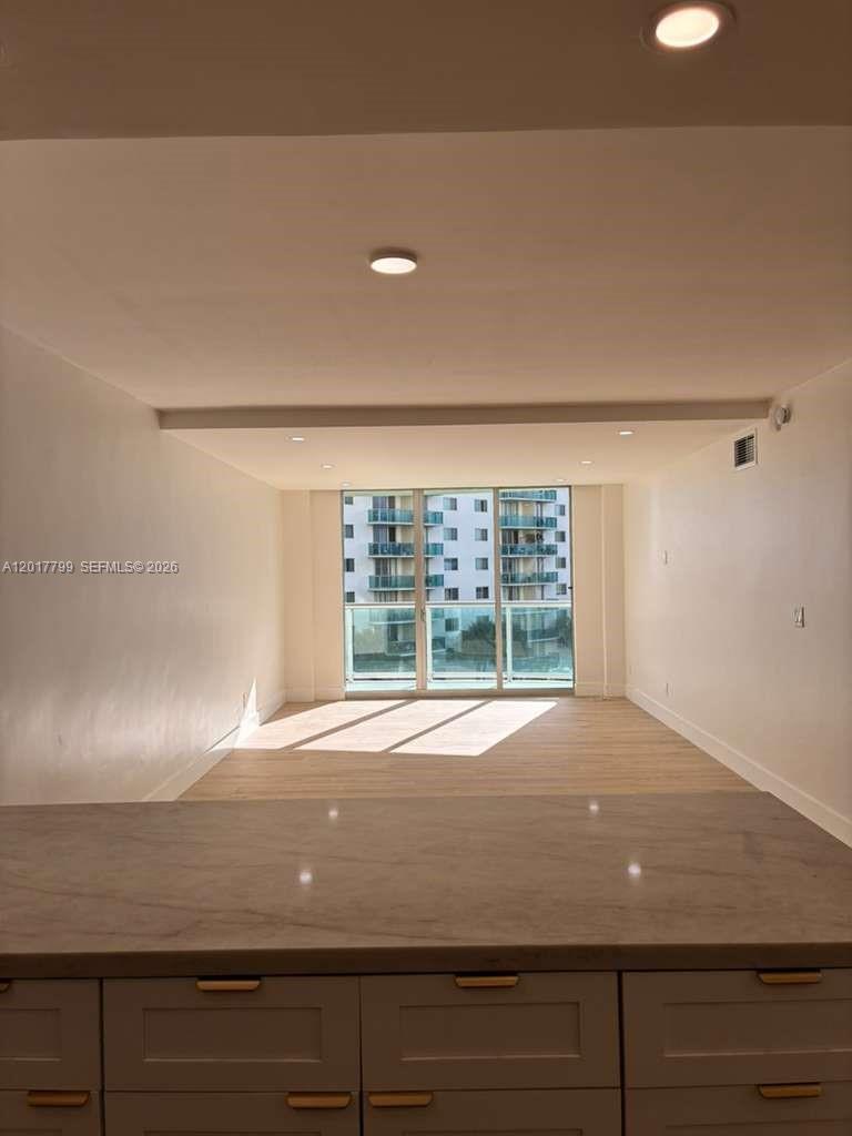 19390 Collins Ave 520 Property Photo 2