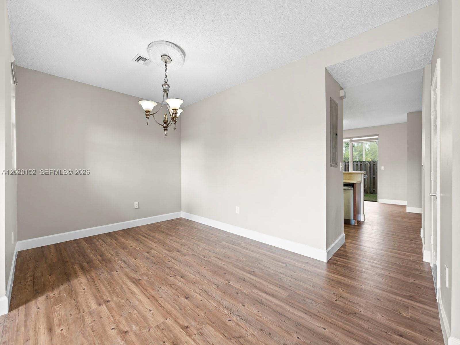 1049 Ne 42nd Pl Property Photo 8