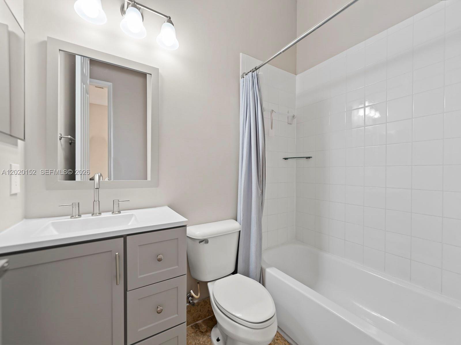 1049 Ne 42nd Pl Property Photo 16
