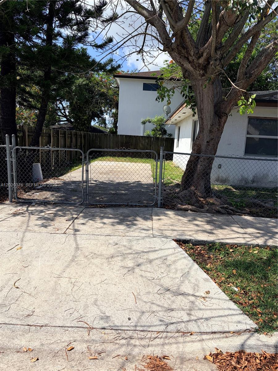 1329 Nw 6 Ave A Property Photo 3
