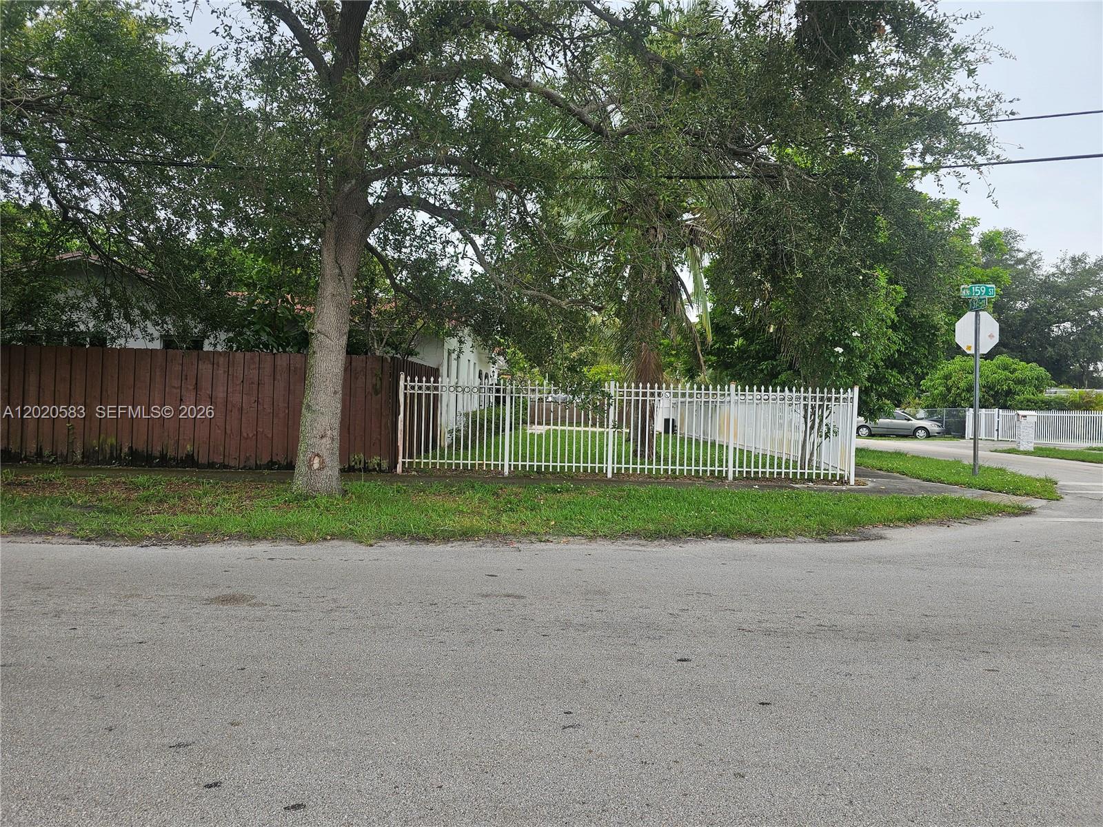 15851 Nw 37th Ct Property Photo 4