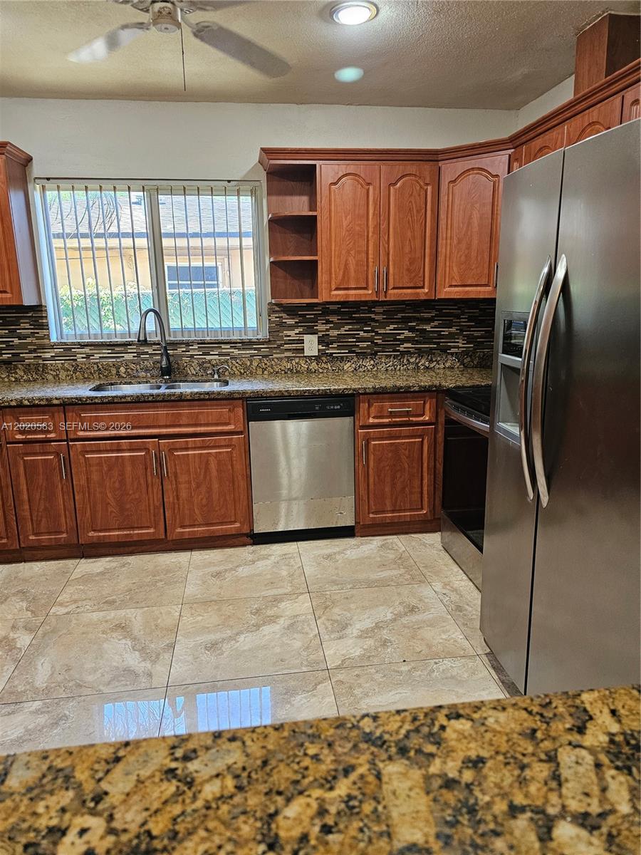 15851 Nw 37th Ct Property Photo 5