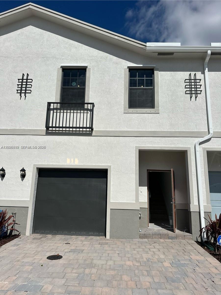 853 SW 12th St Property Photo 1