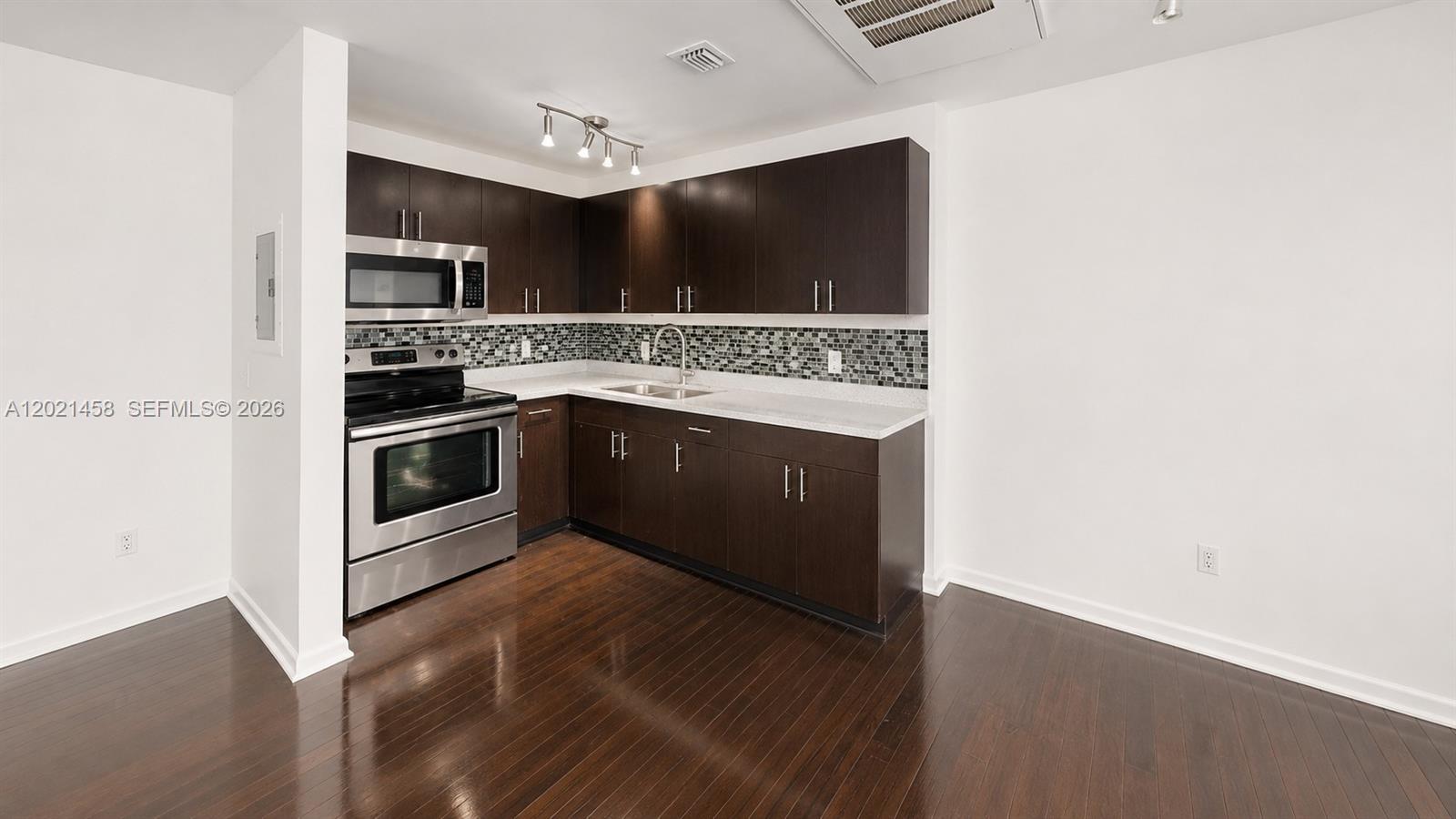1542 Drexel Ave 105 Property Photo 2