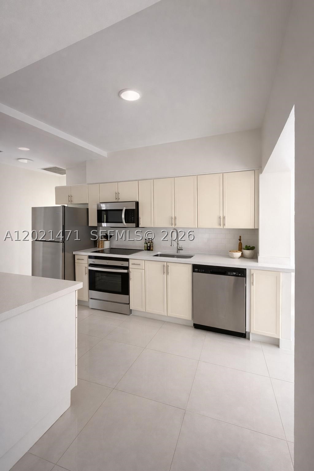 7707 Hawthorne Ave Property Photo 3