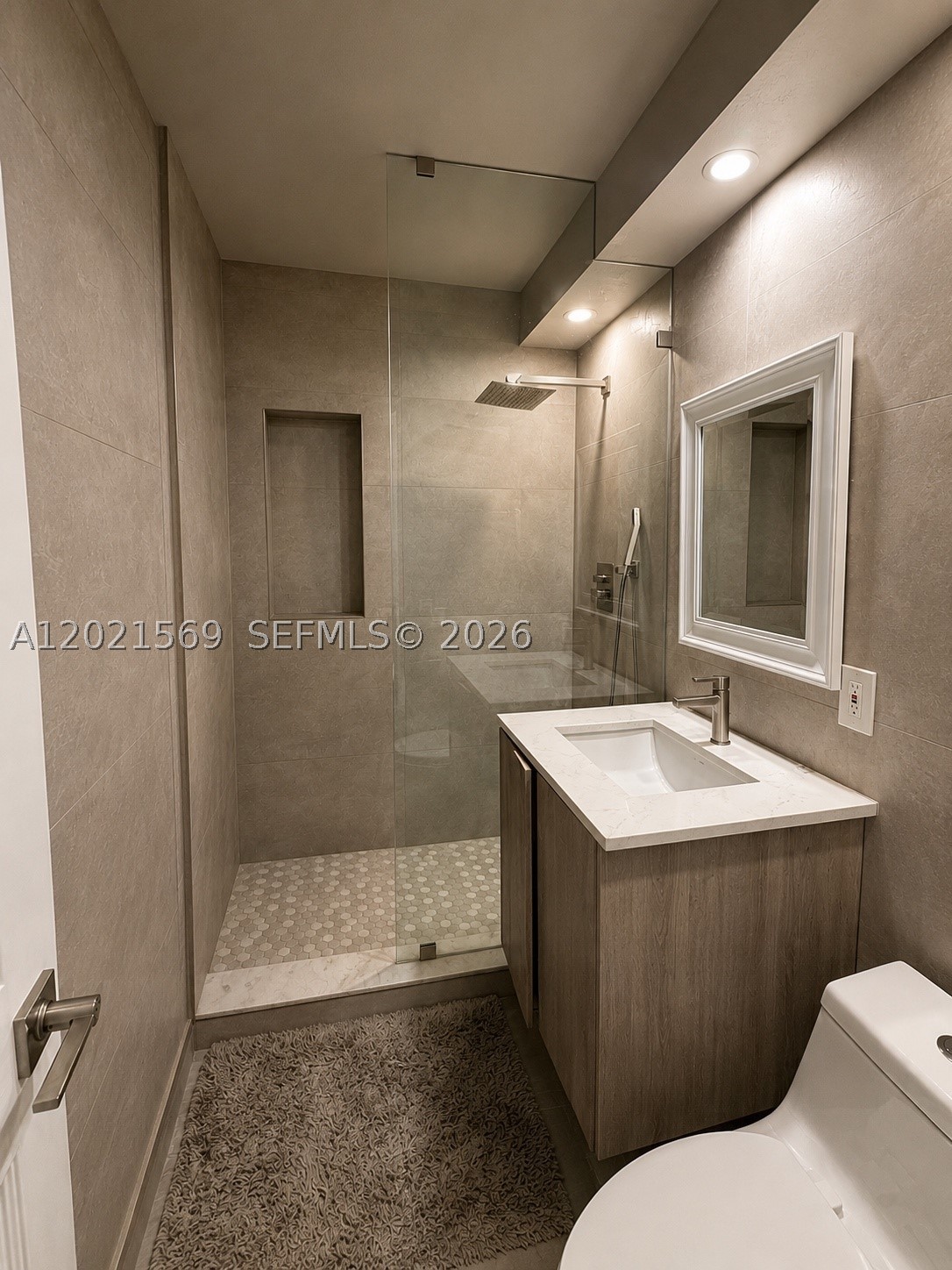 1120 E 6th Ct Property Photo 12