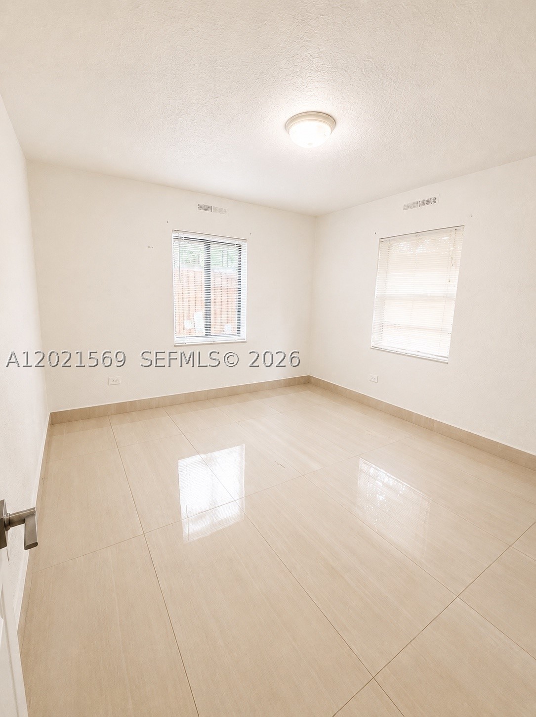 1120 E 6th Ct Property Photo 13