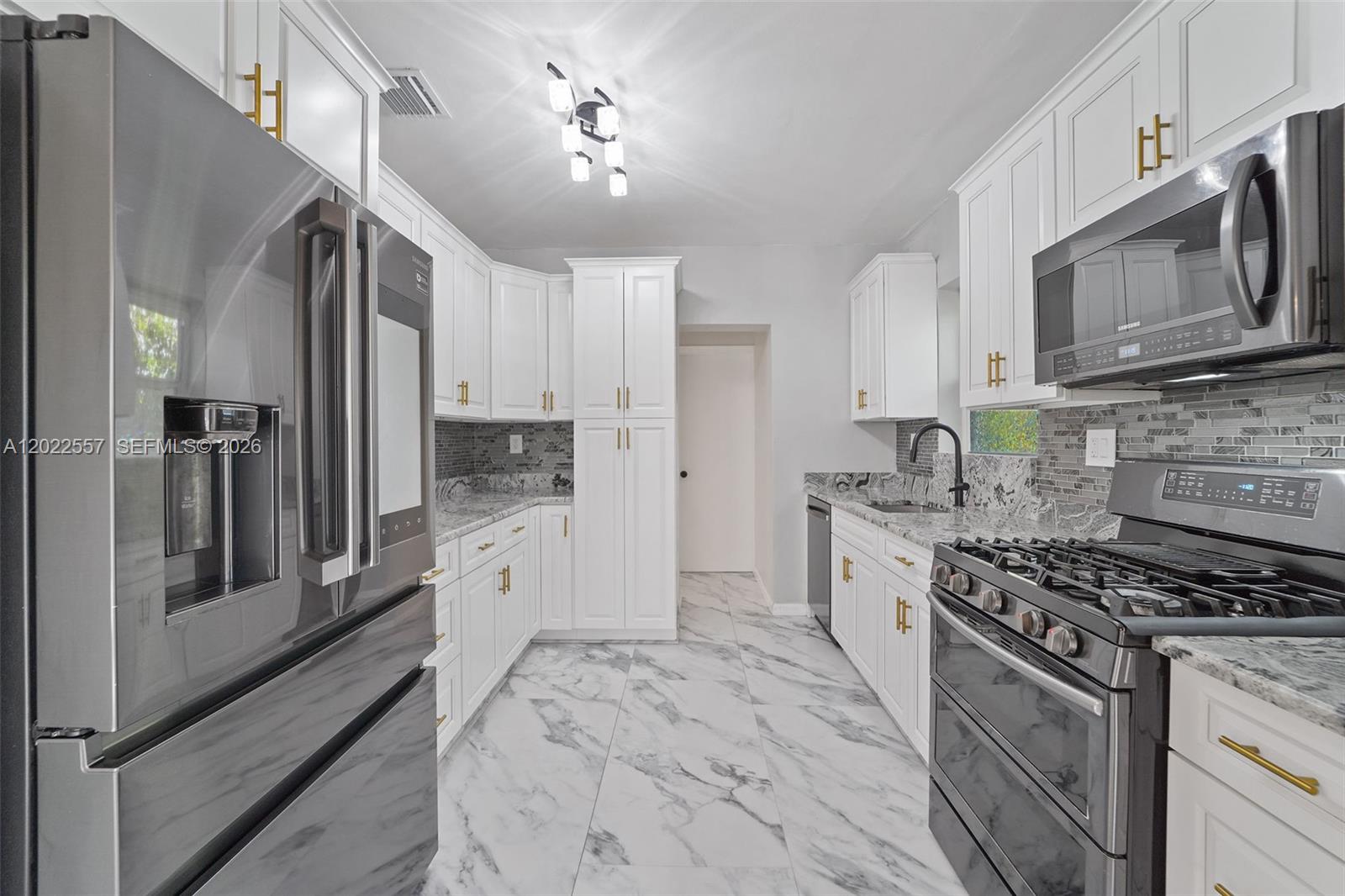 8927 Carlyle Ave Property Photo 5