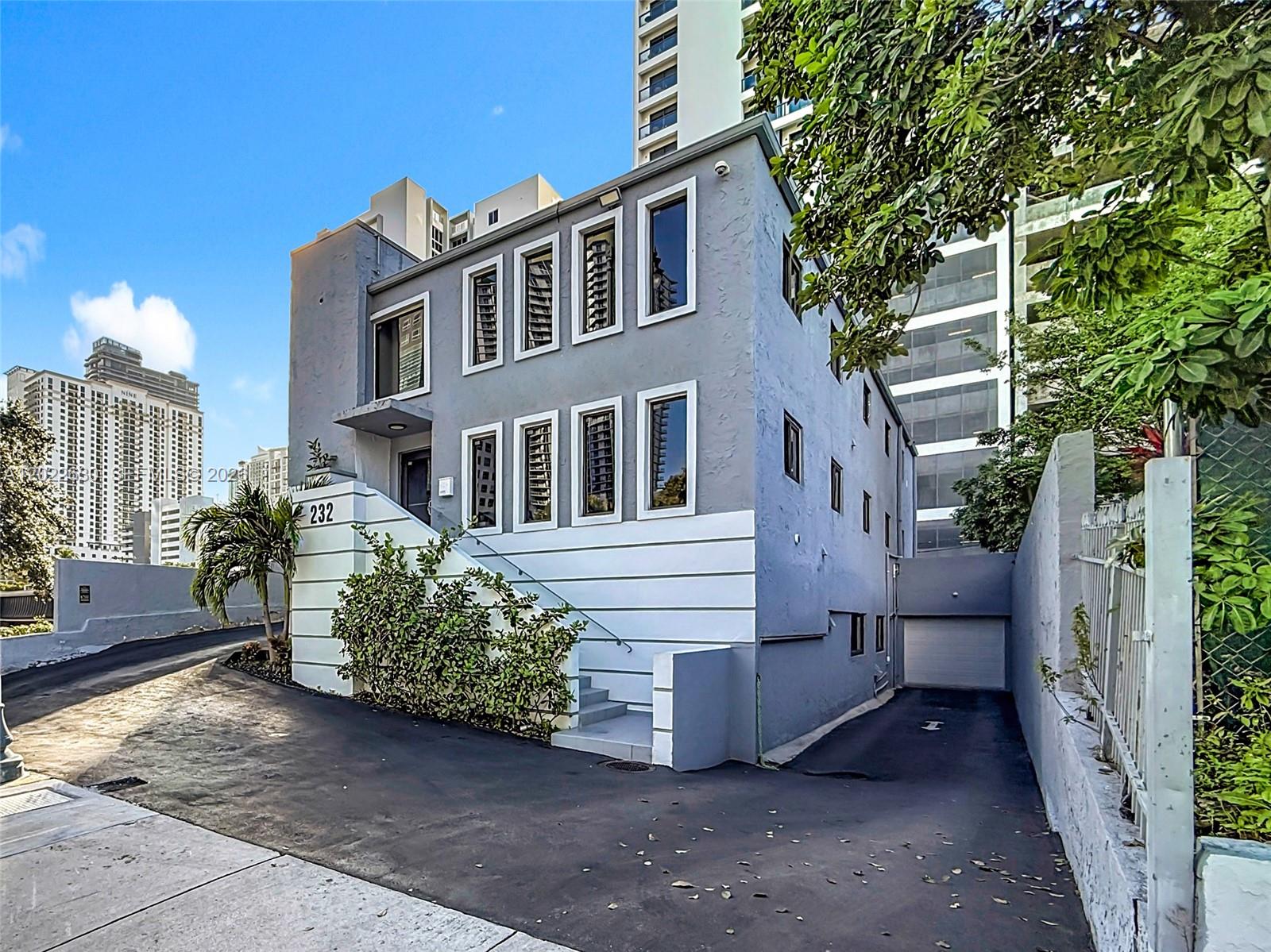 232 SW 8th St Property Photo 1