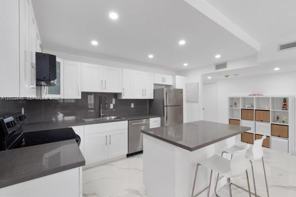 19390 Collins Ave 817 Property Photo 9