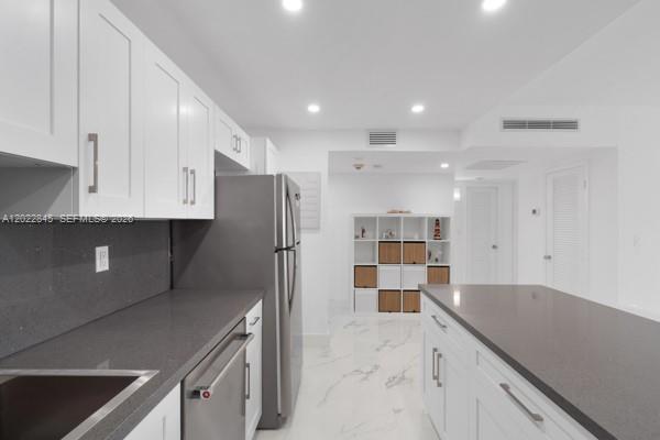 19390 Collins Ave 817 Property Photo 13
