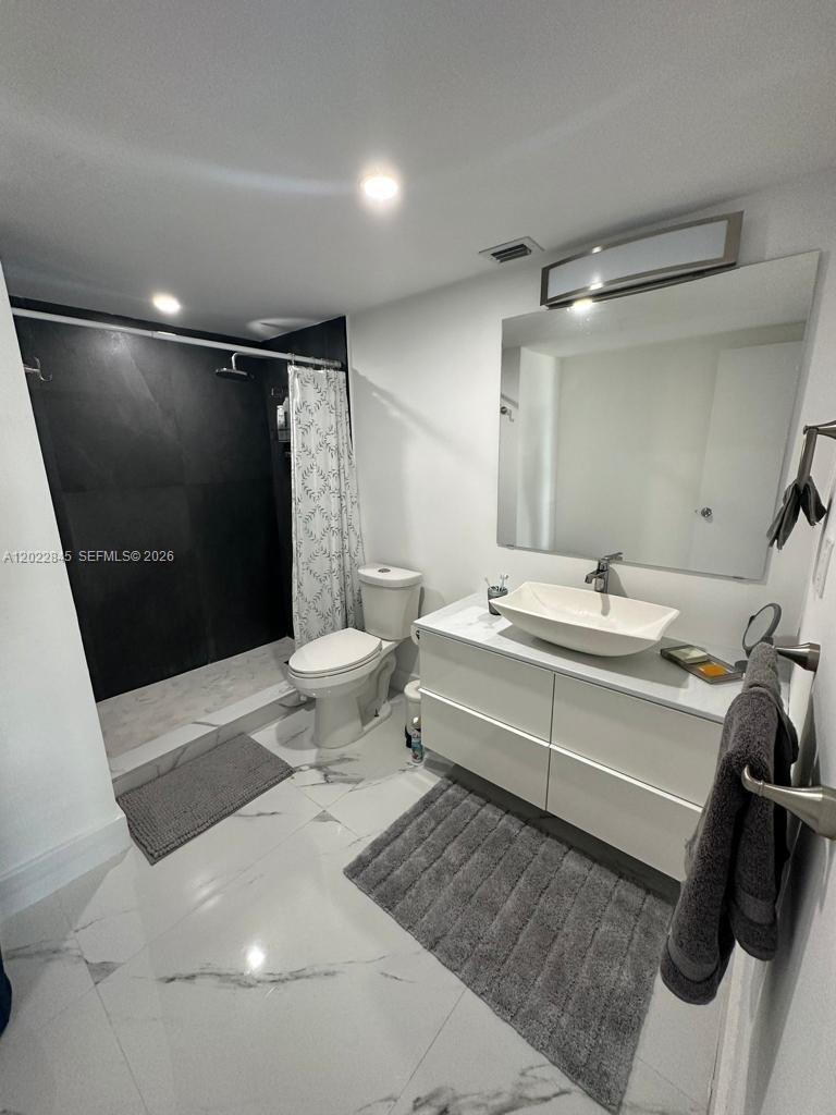 19390 Collins Ave 817 Property Photo 23