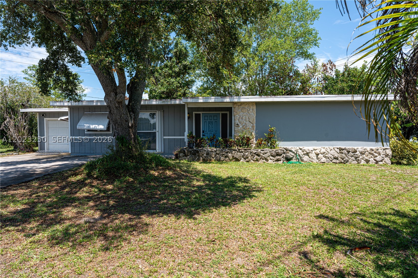 982 Sw Airoso Blvd Property Photo 1