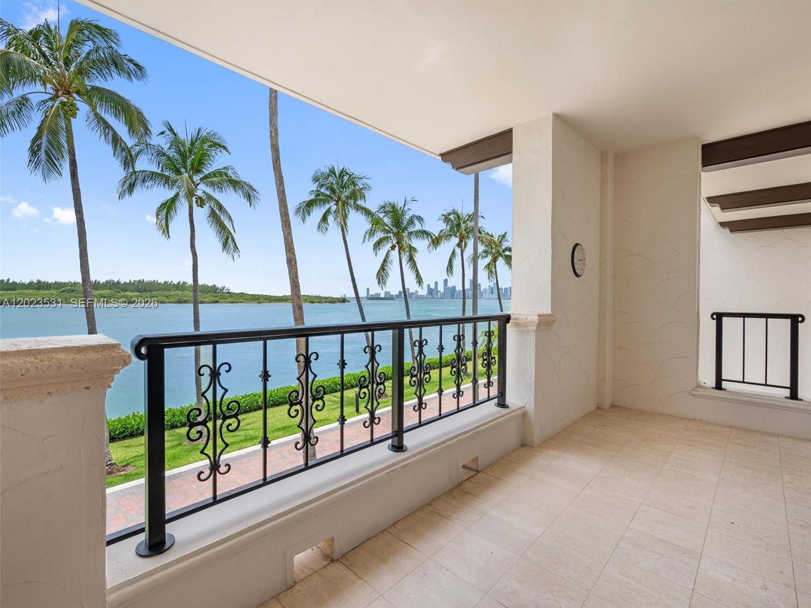 2425 Fisher Island Dr 5205 Property Photo 3