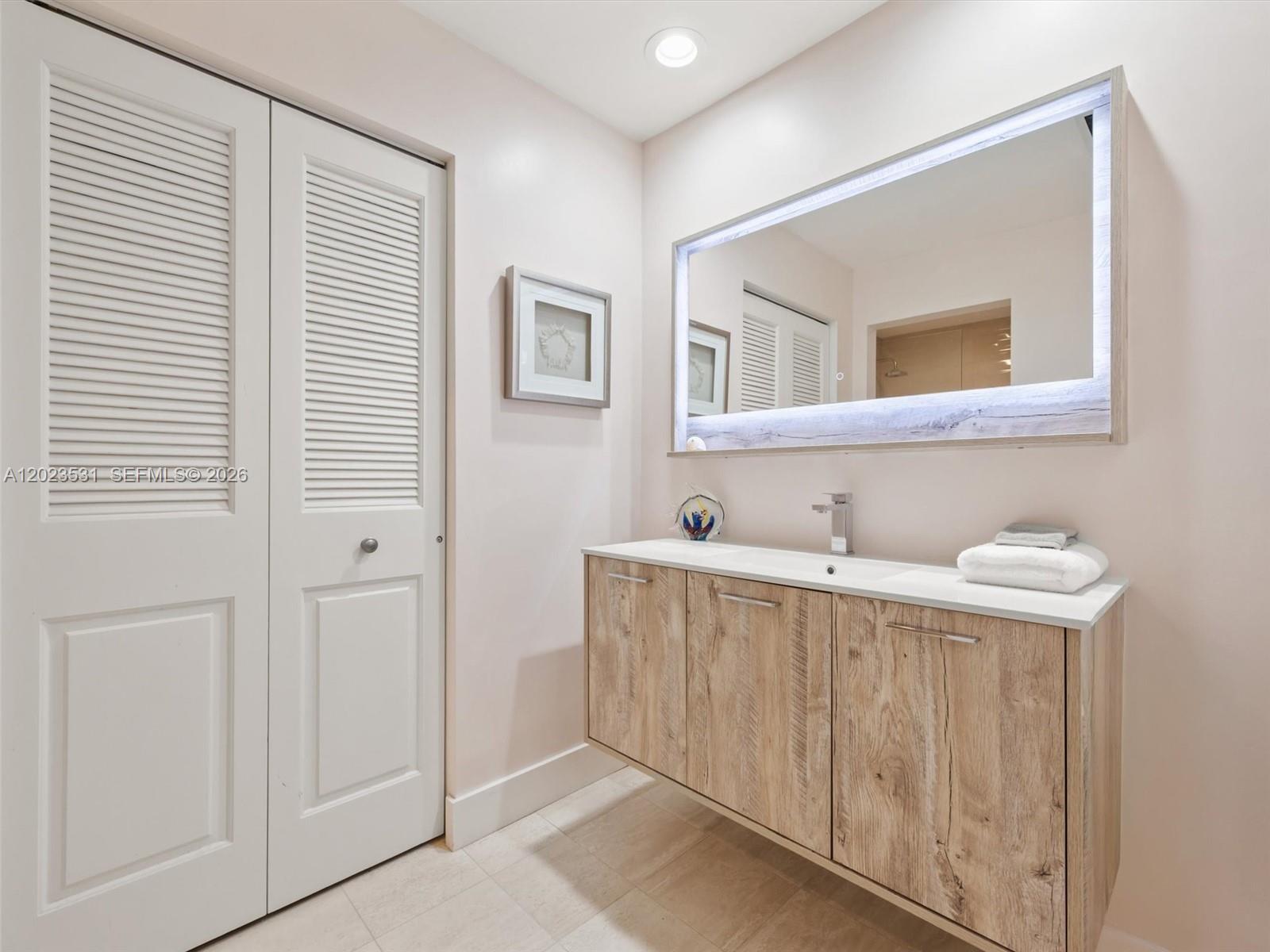 2425 Fisher Island Dr 5205 Property Photo 26