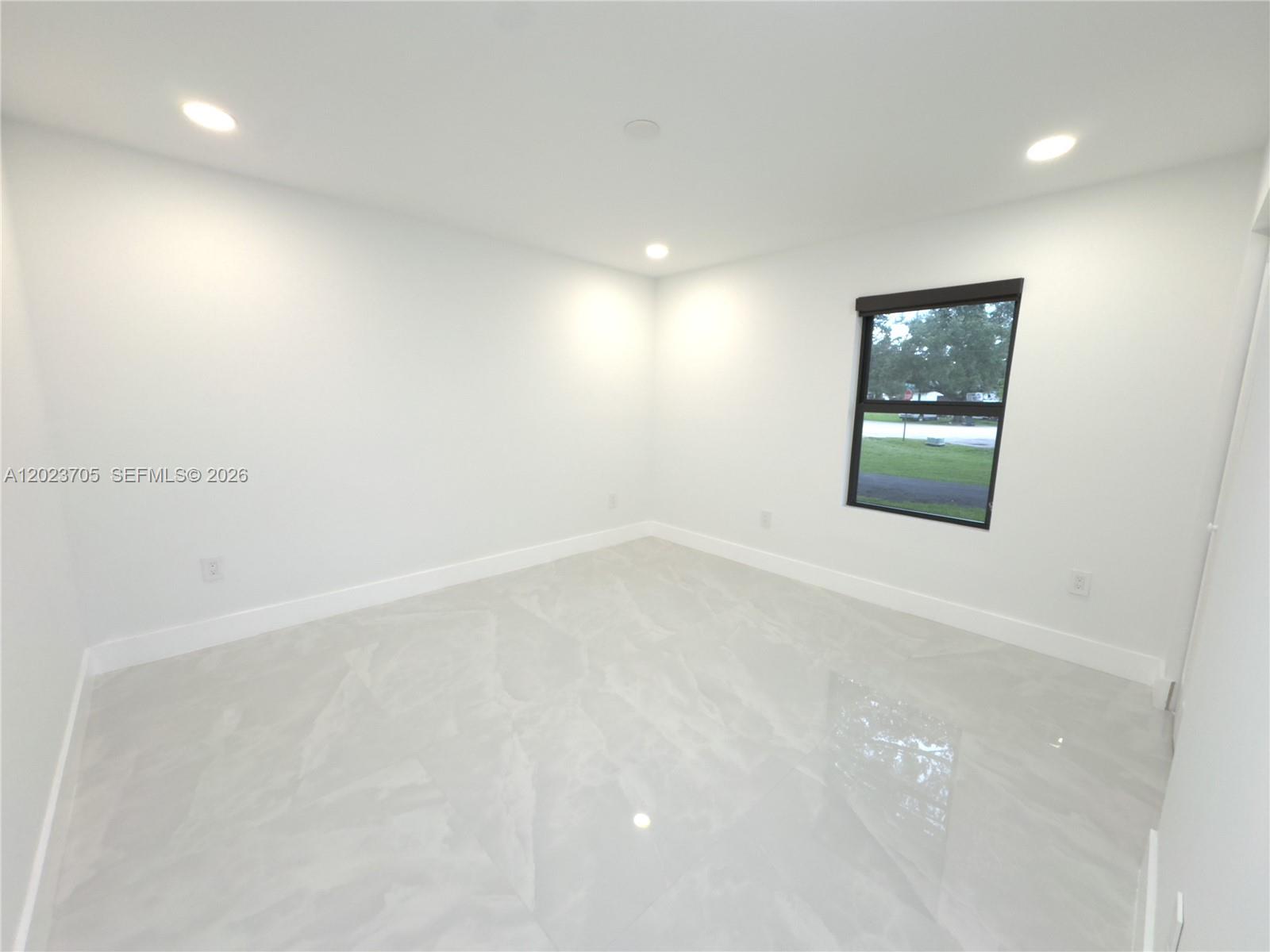 20500 Sw 50th Pl Property Photo 6