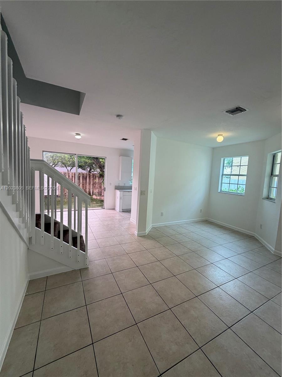 607 Ne 21st Ter Property Photo 3