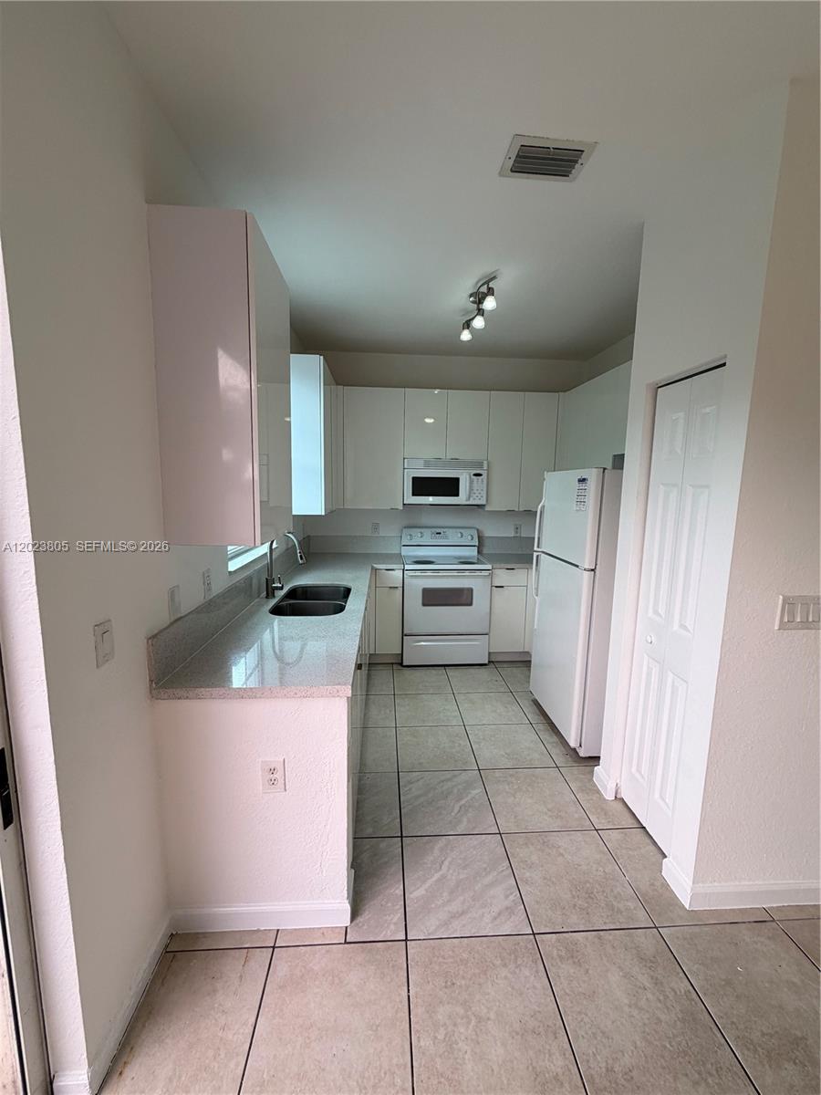 607 Ne 21st Ter Property Photo 5