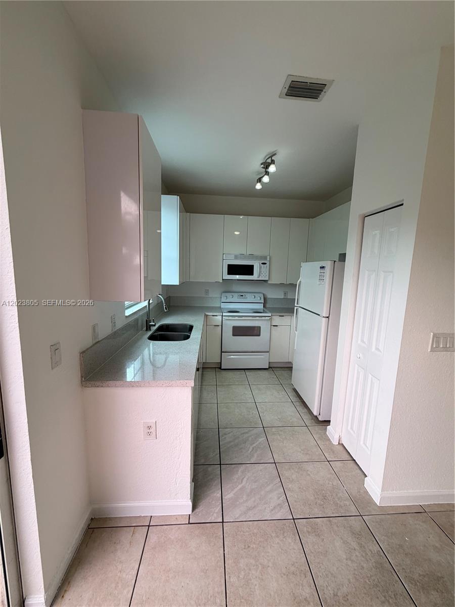 607 Ne 21st Ter Property Photo 6