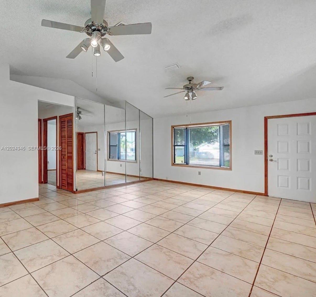 112 Se Vin Rose Cir Property Photo 4