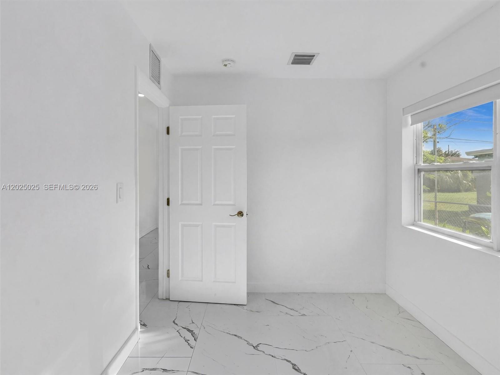 A12025025 Property Photo 7