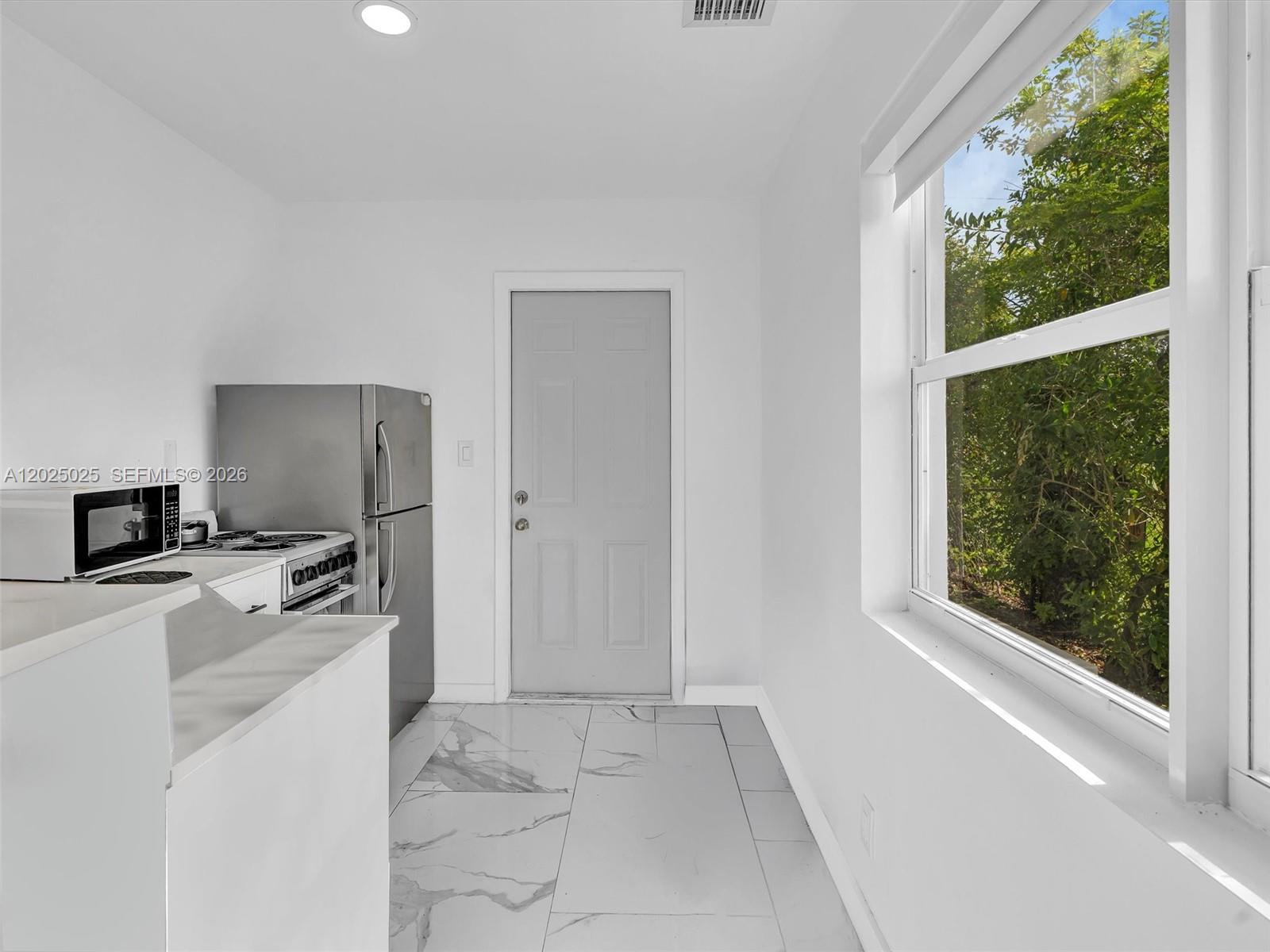 A12025025 Property Photo 13