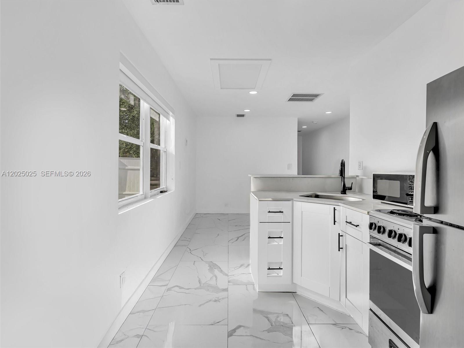 A12025025 Property Photo 18