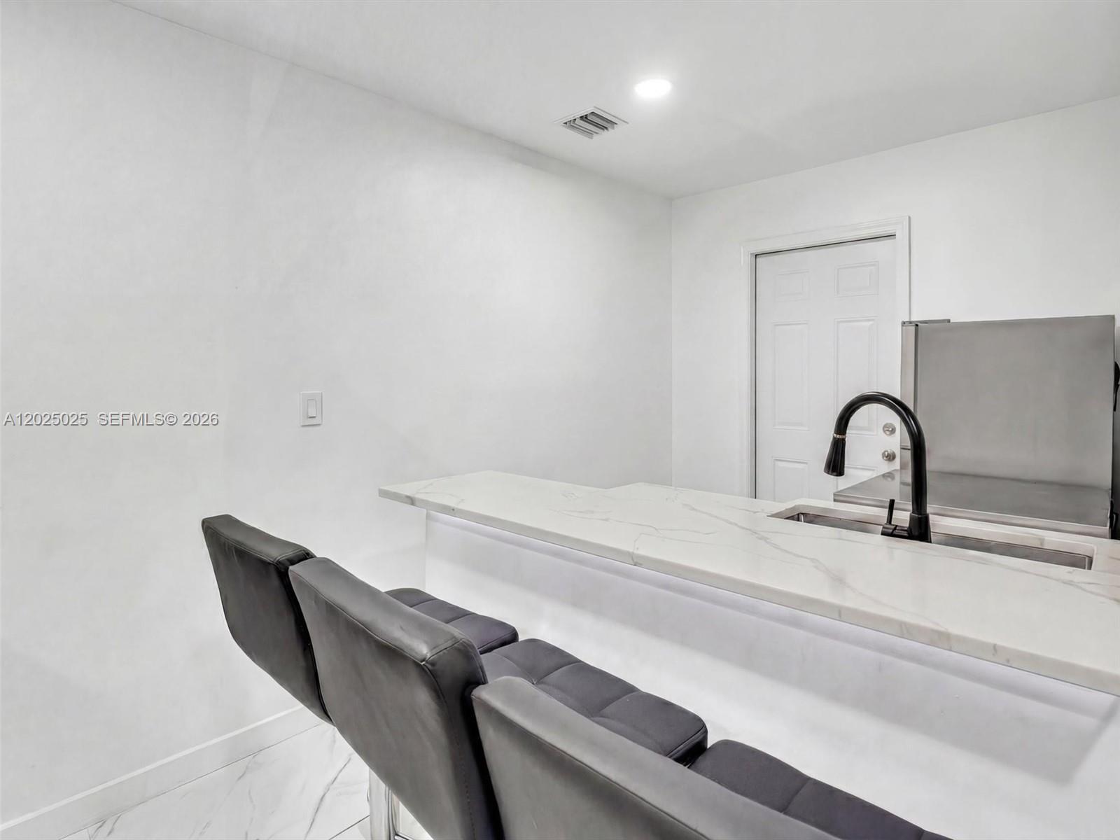A12025025 Property Photo 23