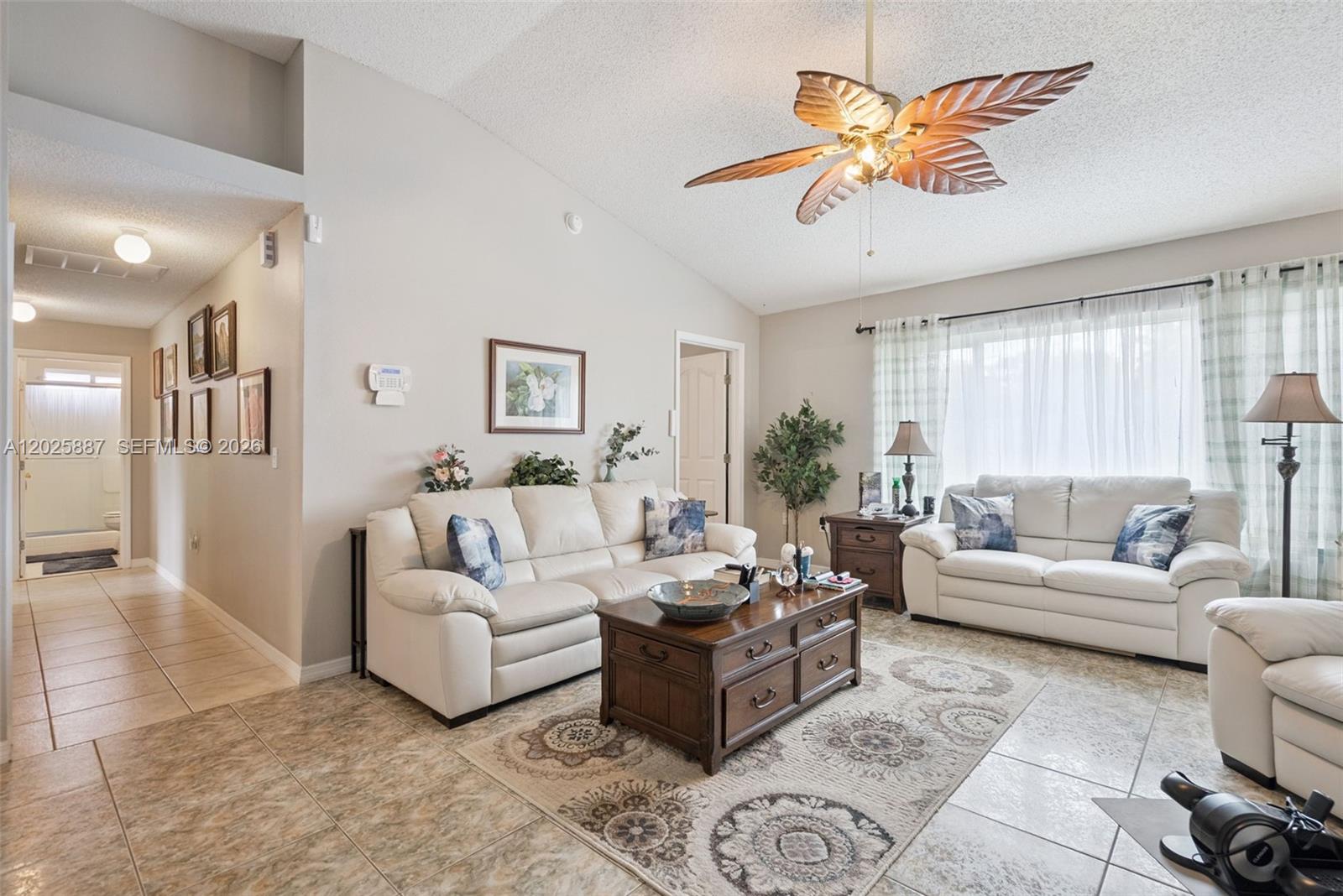 2563 Sheffield Property Photo 4