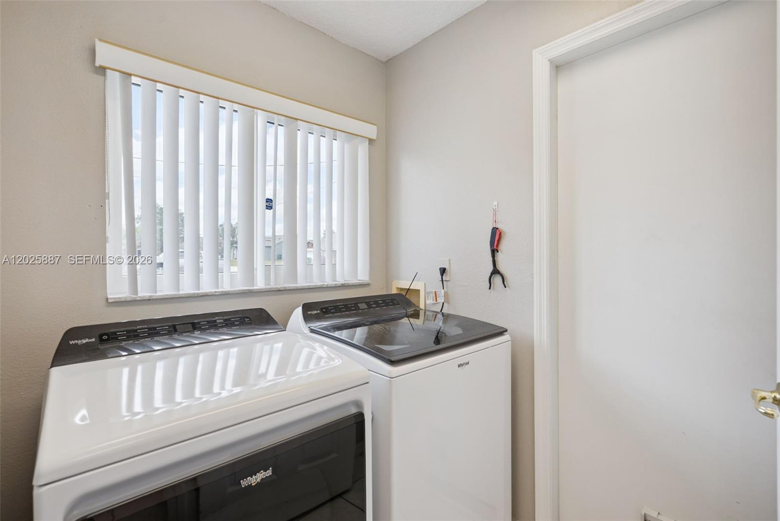 2563 Sheffield Property Photo 7
