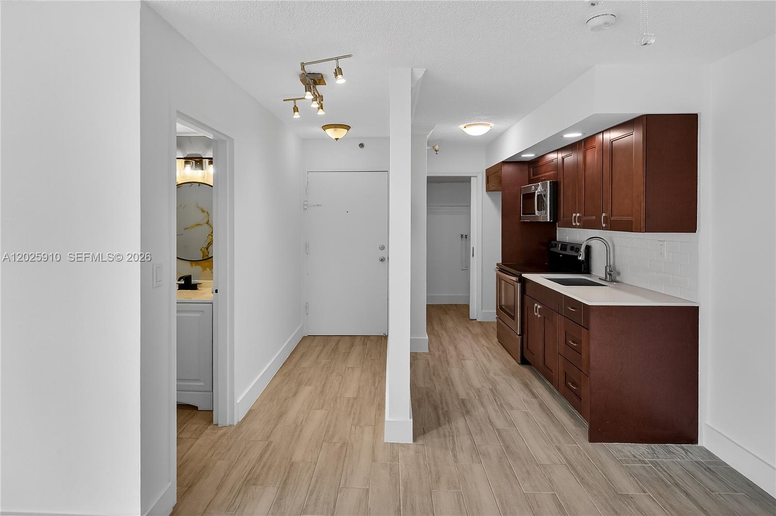 1255 Collins Ave 504 Property Photo 6