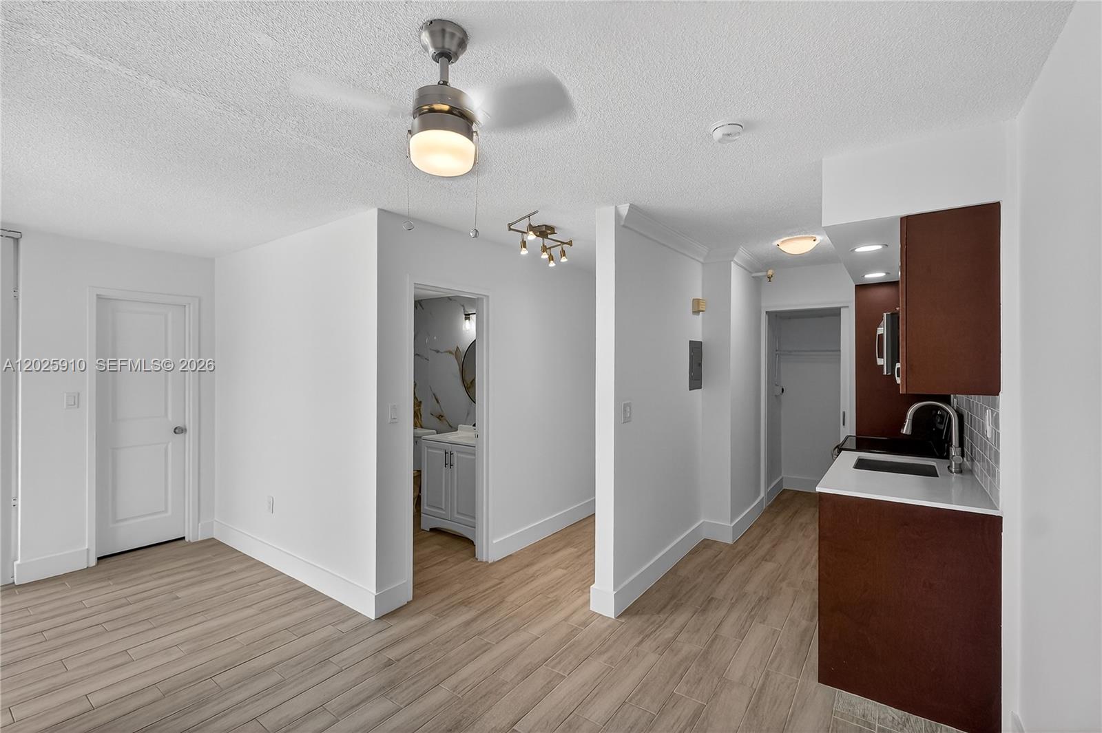 1255 Collins Ave 504 Property Photo 8