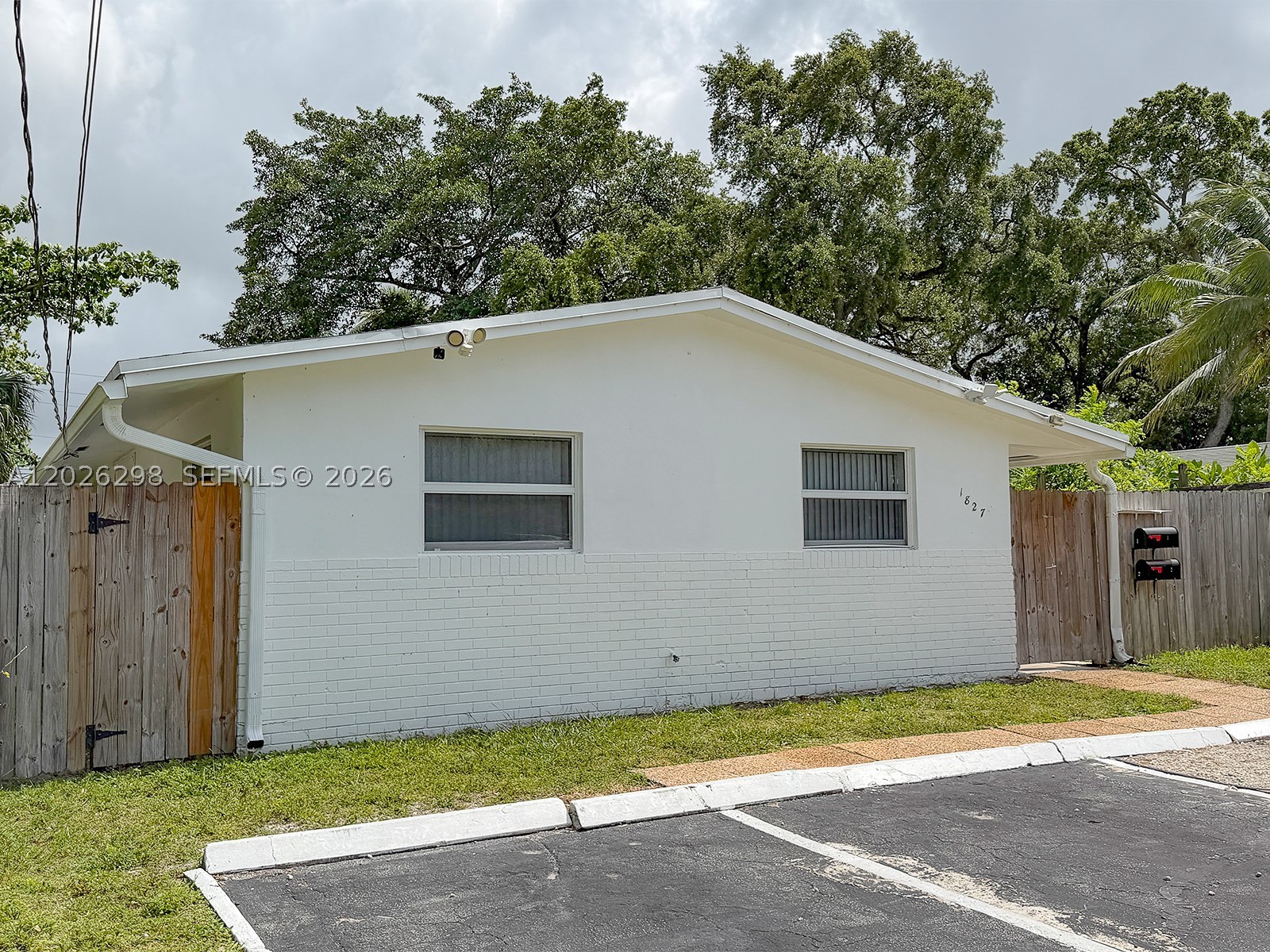 1827 Sw 21st St Property Photo 3