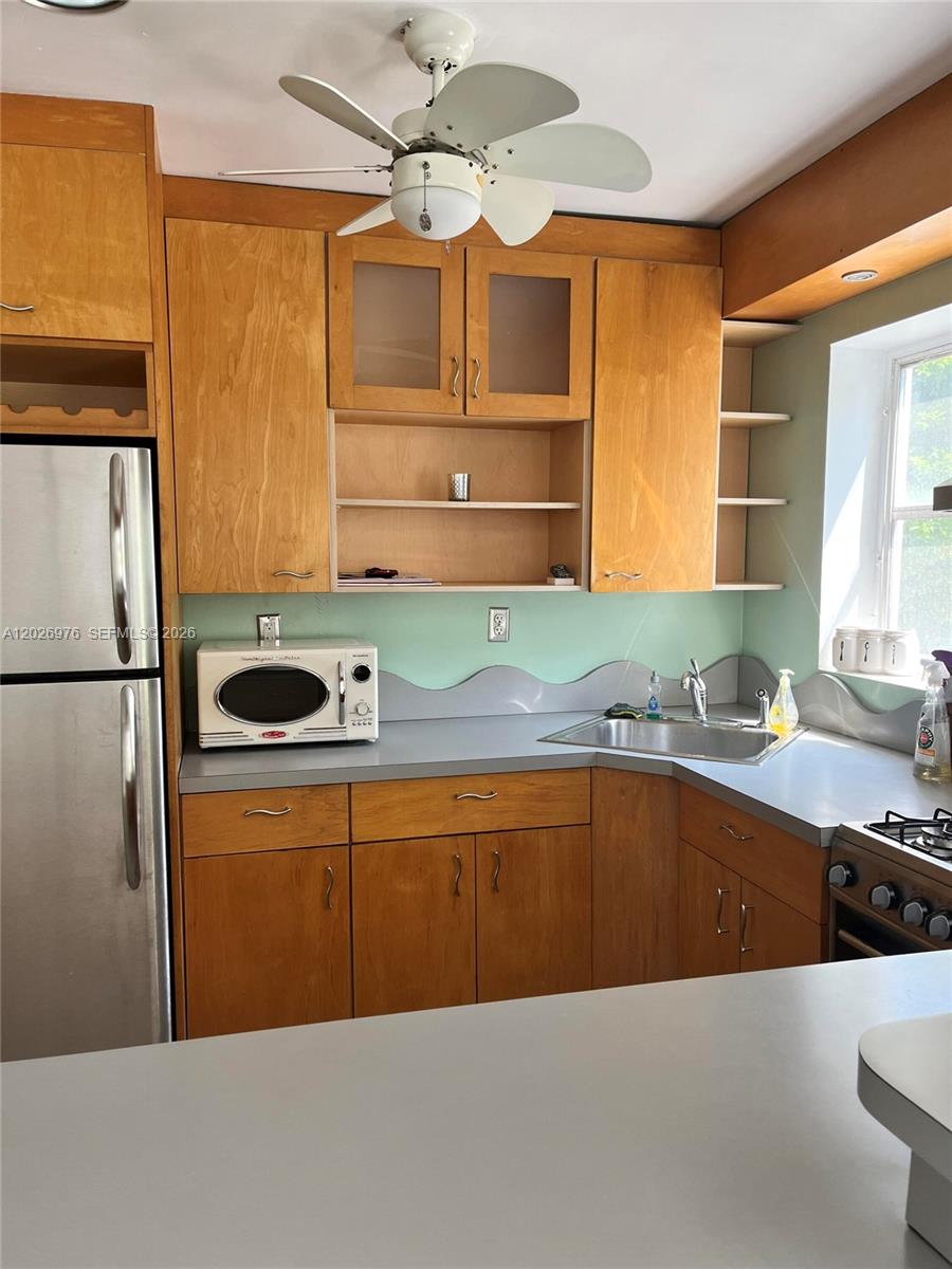 240 Collins Ave 2b Property Photo 11