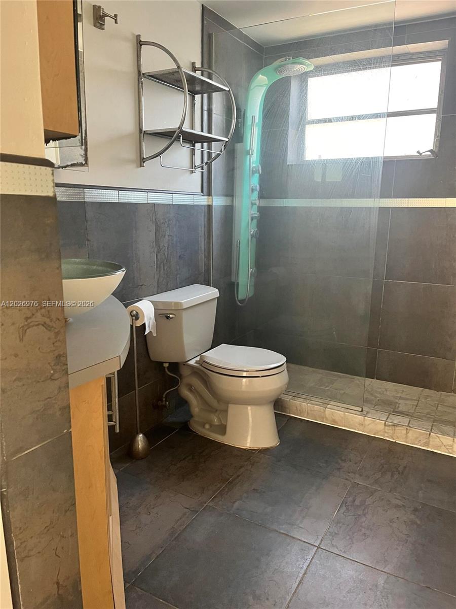 240 Collins Ave 2b Property Photo 16